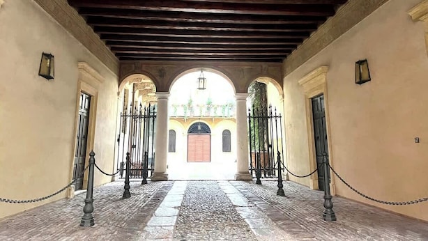 A corridor with a cobblestone floor, arches, and a wooden ceiling. - Mercuzio’s Dream - With 5 Rooms near the Arena (Verona)
