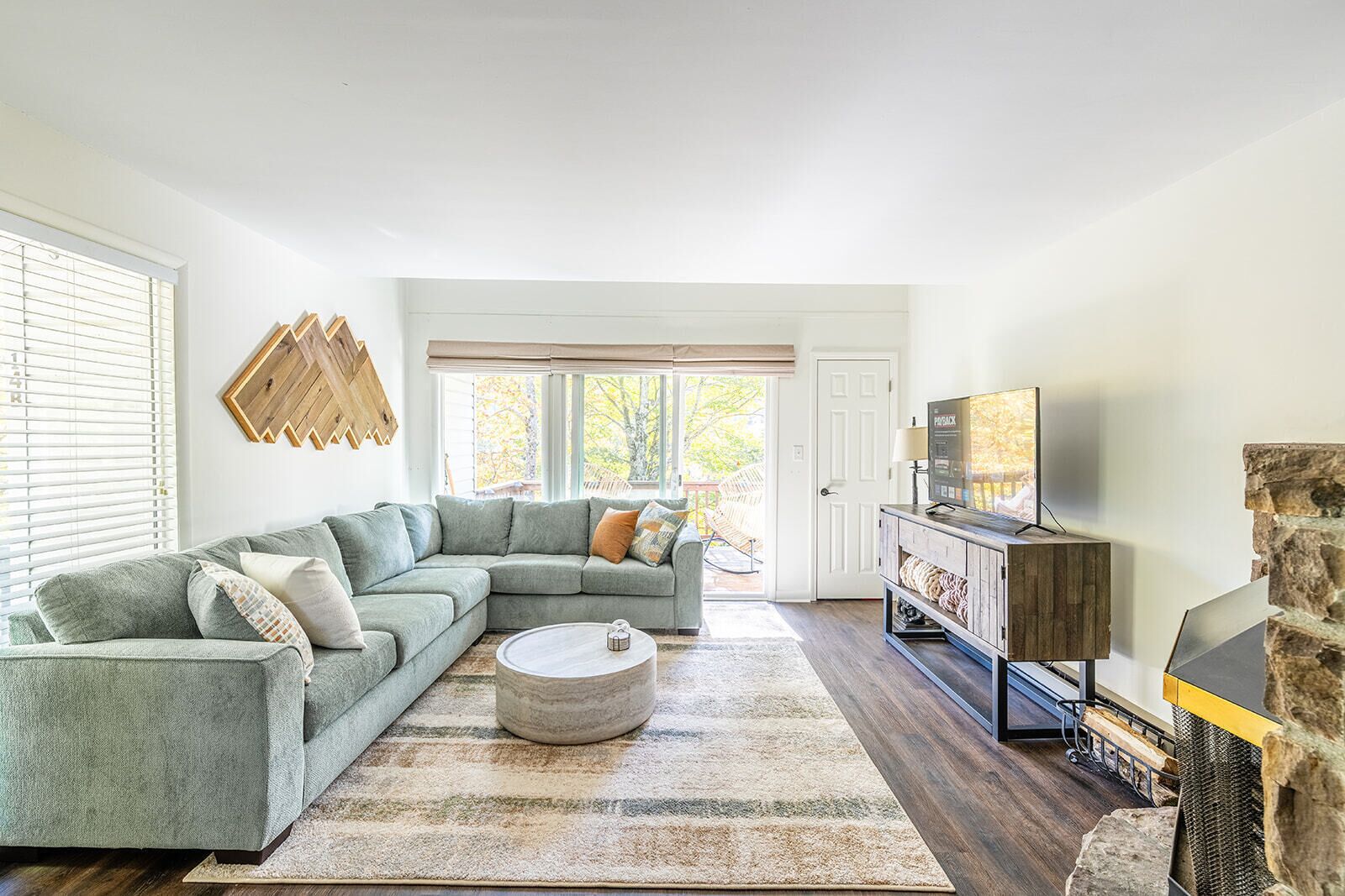 TV, fireplace