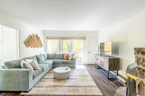 TV, fireplace - Modern Beech Mountain Getaway. 3 BDR. Fireplace. Slope Views (Beech Mountain)