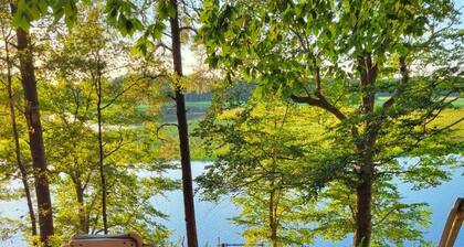 Charming 1950s family cottage along Piscataway Creek just minutes from town