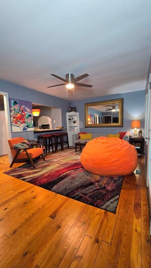 Smart TV, DVD player, livros, videoteca