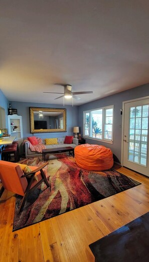 Téléviseur connecté, lecteur de DVD, livres, sélection de films