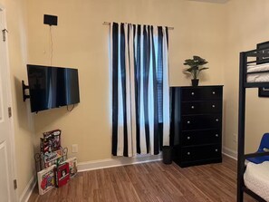 3 bedrooms, iron/ironing board, WiFi, bed sheets