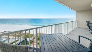 Uma varanda com vista para a praia e oceano.