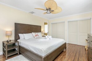 4 bedrooms, in-room safe, iron/ironing board, travel cot - South Beach Retreat, Florida: Amazing Pool-Saltwater Heat,4BR,  King Bed,5 Stars (Pompano Beach)