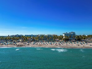 Sun-loungers, beach towels - South Beach Retreat, Florida: Amazing Pool-Saltwater Heat,4BR,  King Bed,5 Stars (Pompano Beach)