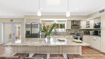 Mikrowelle, Ofen, Herdplatte, Geschirrspüler