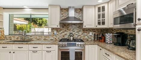 Four Ă micro-ondes, un four, surface de cuisson, lave-vaisselle