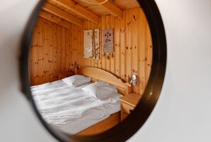 4 chambres, bureau, fer et planche à repasser, lit parapluie