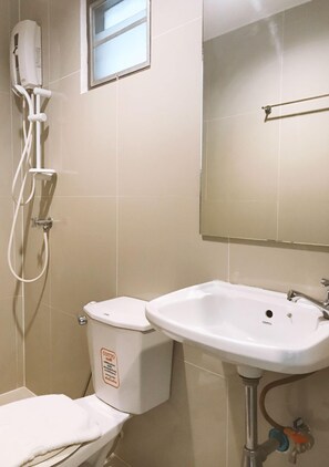 Habitación estándar doble, balcón, vistas a la ciudad | Baño | Ducha