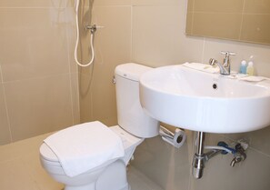 Superior Double Room, Balcony, City View | Bathroom | Shower - L Residence Ngamwongwan (Nonthaburi)