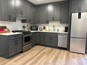 Microondas, horno, parrilla de estufa y lavavajillas 