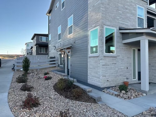 New Cozy Fully Furnished Studio Lone Tree