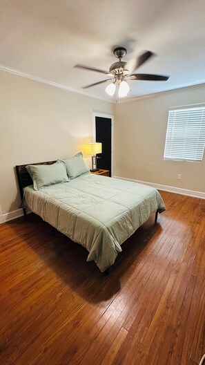 2 habitaciones, tabla de planchar con plancha, wifi y ropa de cama 