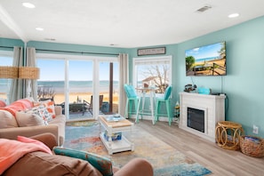 TV connectée, cheminée, livres