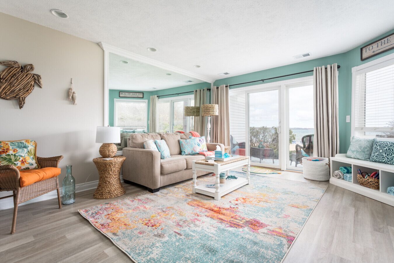 Een smart-tv, een open haard en boeken