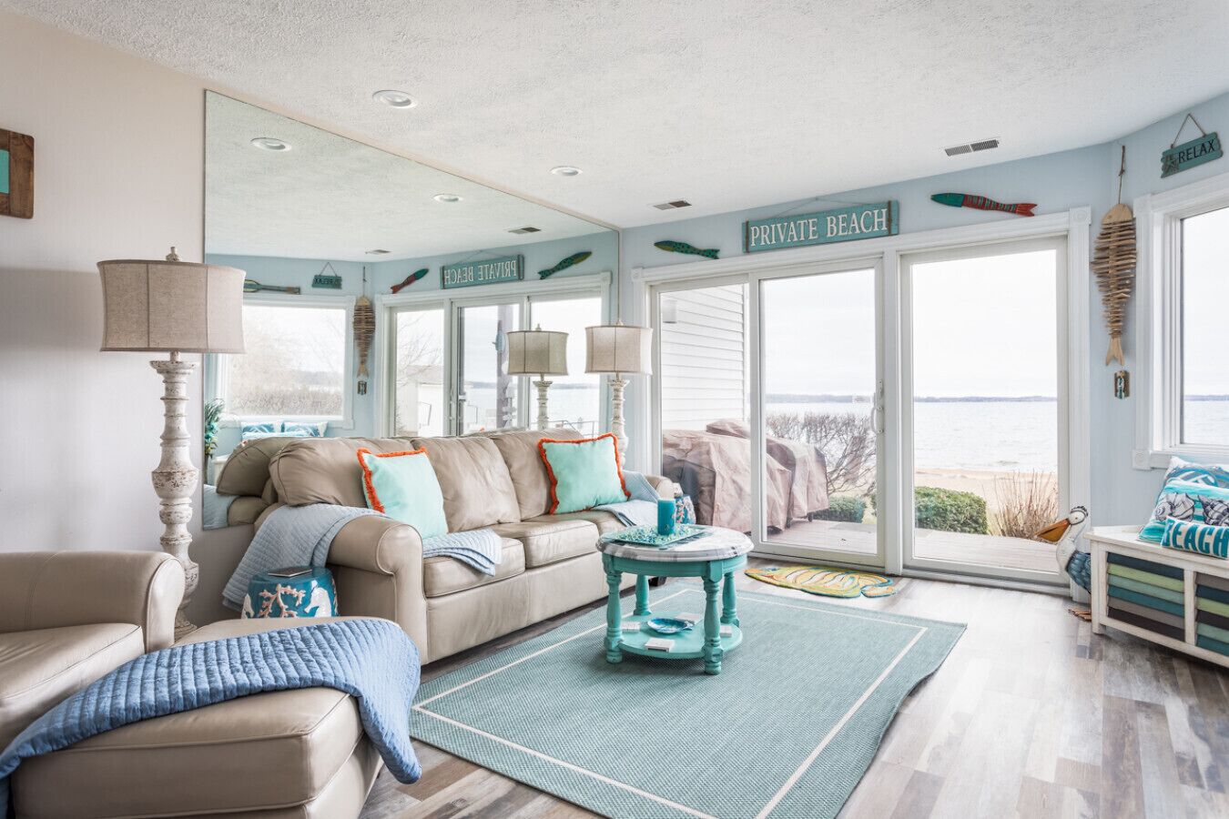 Smart-TV, Kamin, Bücher