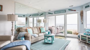 Een smart-tv, een open haard en boeken