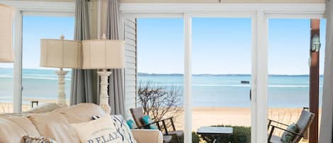 TV connectée, cheminée, livres