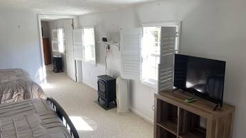 4 makuuhuonetta, työpöytä, ilmainen Wi-Fi, vuodevaatteet