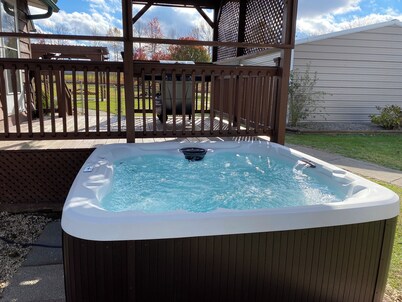 Mt Ridge Cabin, peaceful and serene! Spacious 4 bedrooms! New hot tub!! 