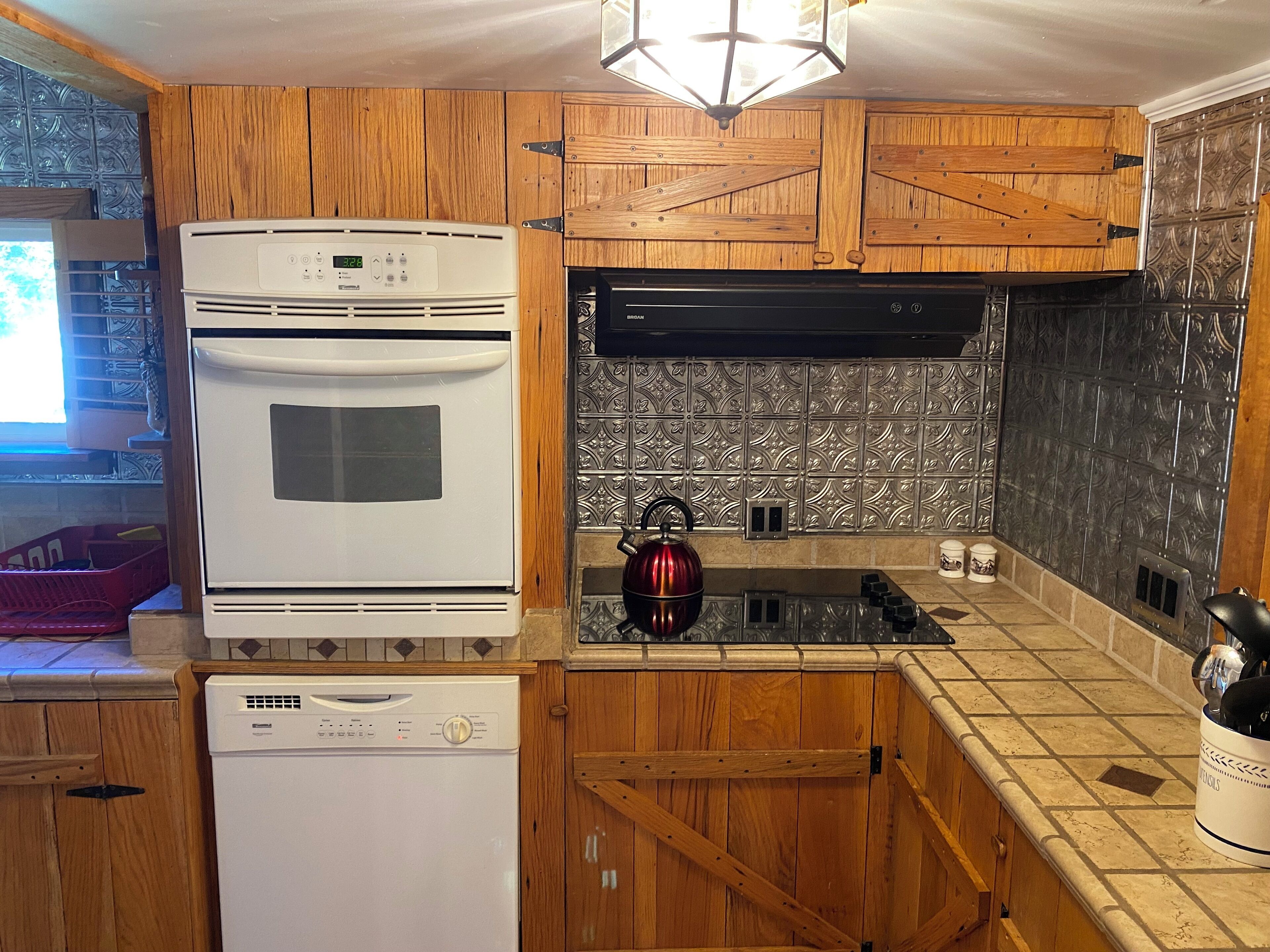 Frigorífico, microondas, horno y placa de cocina