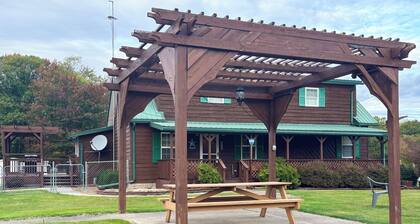 Mt Ridge Cabin, peaceful and serene! Spacious 4 bedrooms! New hot tub!!