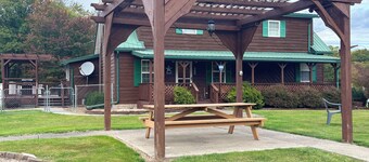 Mt Ridge Cabin, peaceful and serene! Spacious 4 bedrooms! New hot tub!!