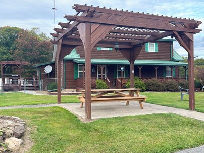 Mt Ridge Cabin, peaceful and serene! Spacious 4 bedrooms! New hot tub!!