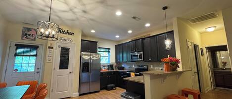 Mikrowelle, Ofen, Herdplatte, Geschirrspüler