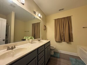 Boblebad, hårføner, håndklær og toalettpapir