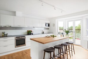 Kylskåp, mikrovågsugn, ugn och diskmaskin