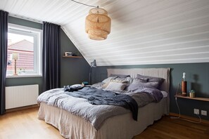 4 bedrooms, iron/ironing board, free WiFi, bed sheets