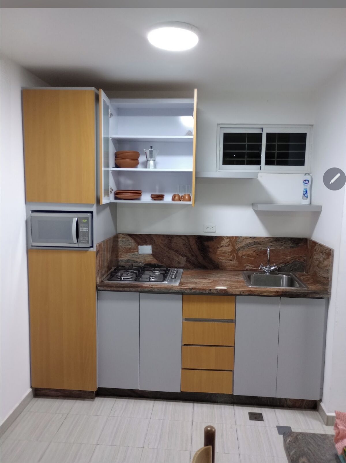 Refrigerador, microondas, parrilla de estufa y cafetera y tetera 