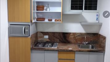 Kühlschrank, Mikrowelle, Herdplatte, Wasserkocher mit Kaffee-/Teezubehör