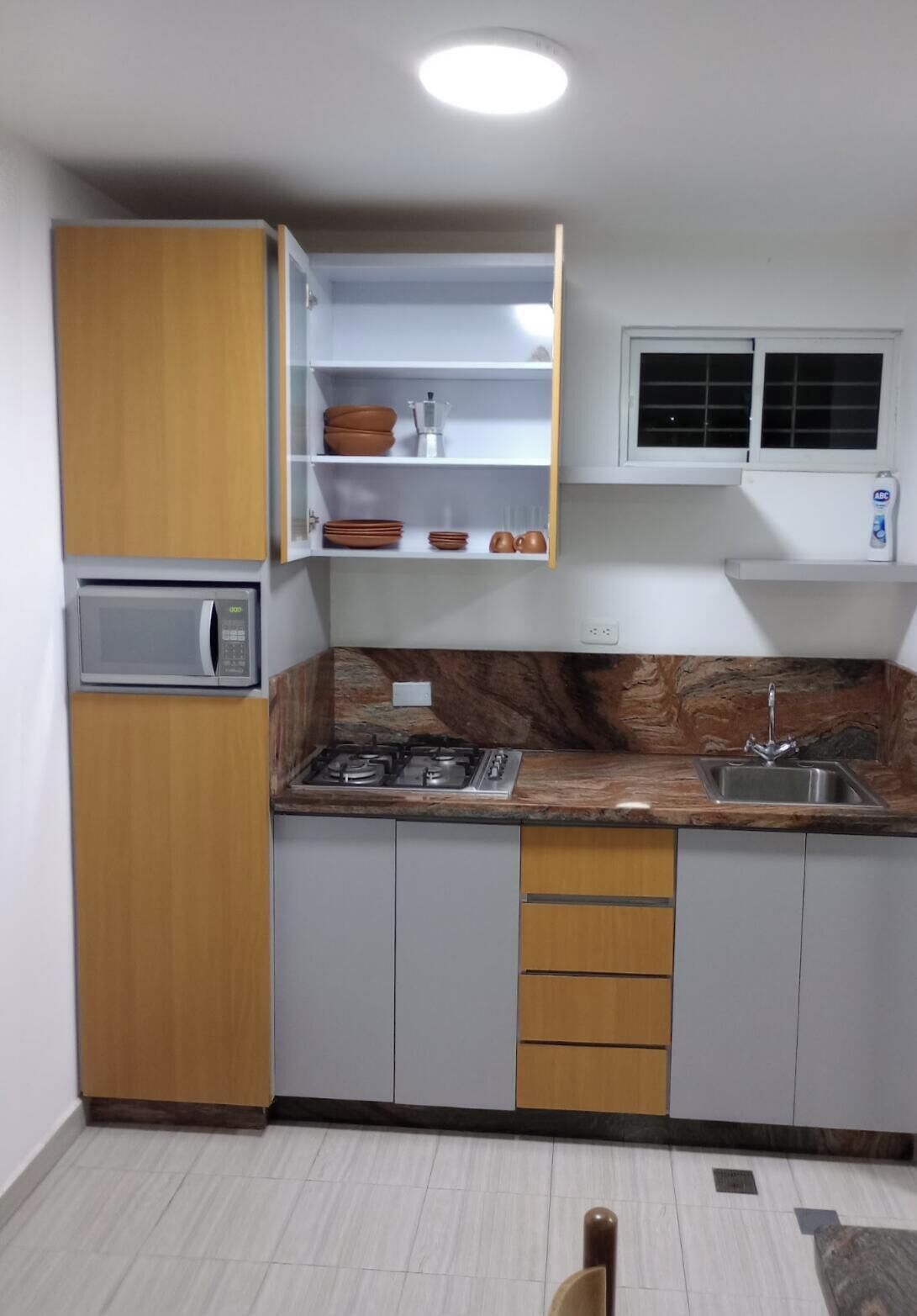 Kühlschrank, Mikrowelle, Herdplatte, Wasserkocher mit Kaffee-/Teezubehör