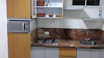 Kühlschrank, Mikrowelle, Herdplatte, Wasserkocher mit Kaffee-/Teezubehör