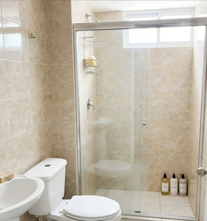 Regadera y papel de baño 