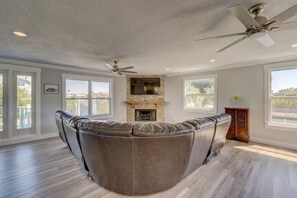 TV - Beauty & the Beach for Lovers of Fun, Work, Beach (Indian Rocks Beach)