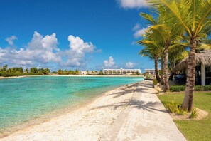 Aurinkotuoleja, rantapyyhkeitä