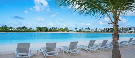 Camastros y toallas de playa