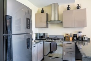 Jääkaappi, mikroaaltouuni, liesi, kahvin-/teenkeitin