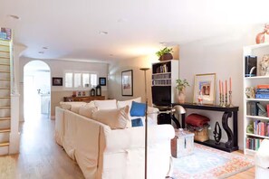 Living area - Spacious Manhattan Duplex, 2 BR, 3BA (New York)