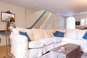 Living area - Spacious Manhattan Duplex, 2 BR, 3BA (New York)