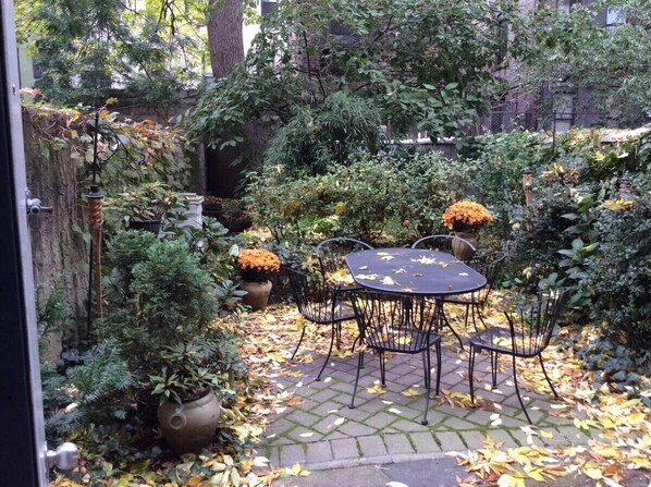 Outdoor dining - Spacious Manhattan Duplex, 2 BR, 3BA (New York)