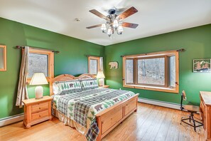 Een bureau, een strijkplank/strijkijzer, reisbedje, wifi