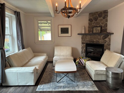 4Bed Downtown Gem,Modern Comfort, Fireplace,Huge Backyard,Step to Lake broadwalk