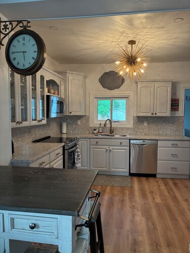 4Bed Downtown Gem,Modern Comfort, Fireplace,Huge Backyard,Step to Lake broadwalk