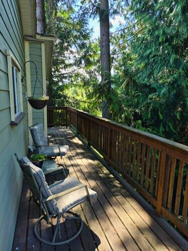 🌲 Cozy Cedar Corner: Private Forest-View Suite Near Glen Lake