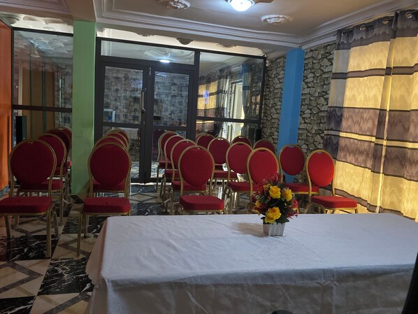 Individually furnished, desk, laptop workspace - Jonat Hotel (Cape Coast)